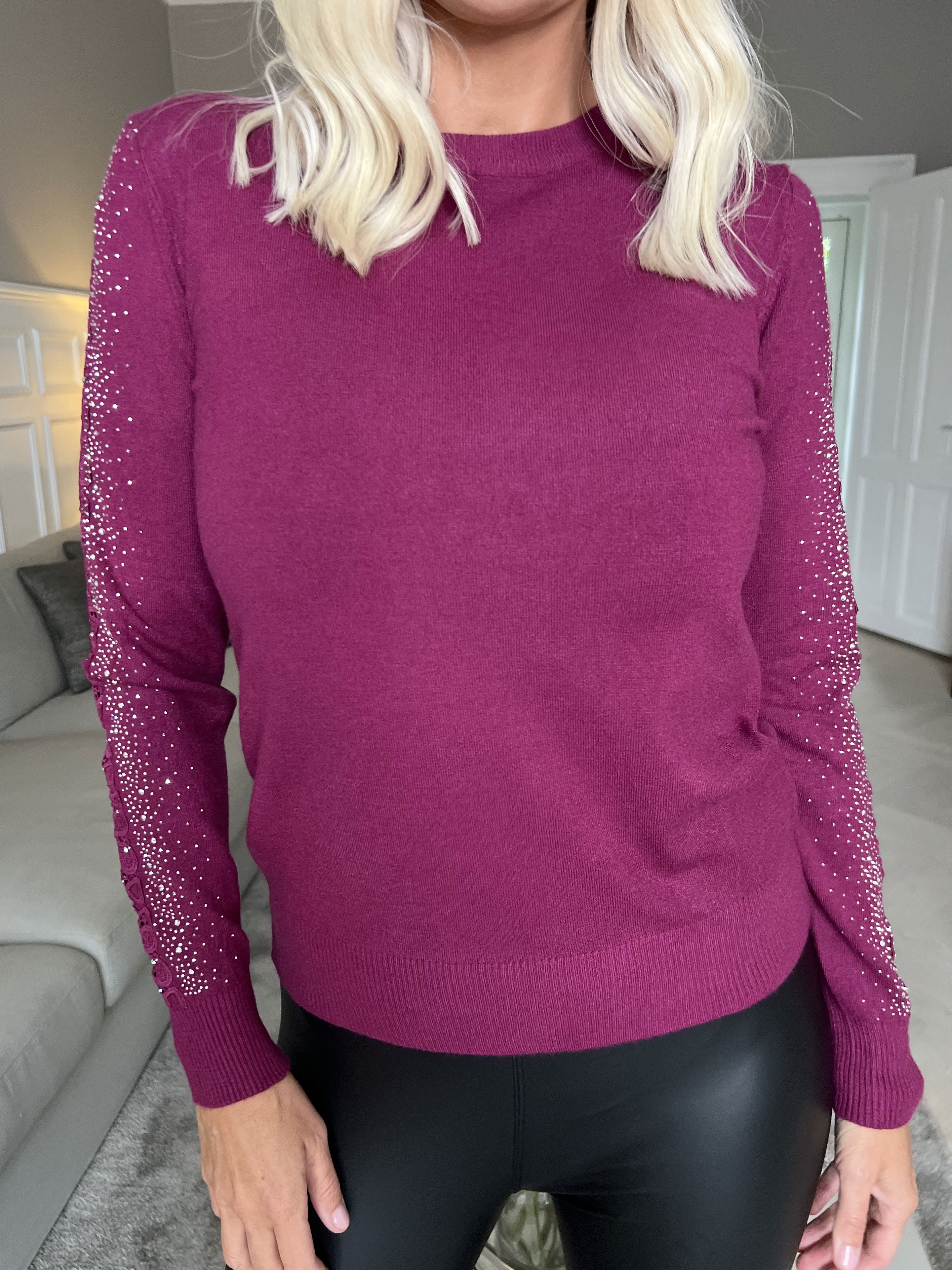 Martine - Blød bluse med broderet detaljer og similisten på ærmerne